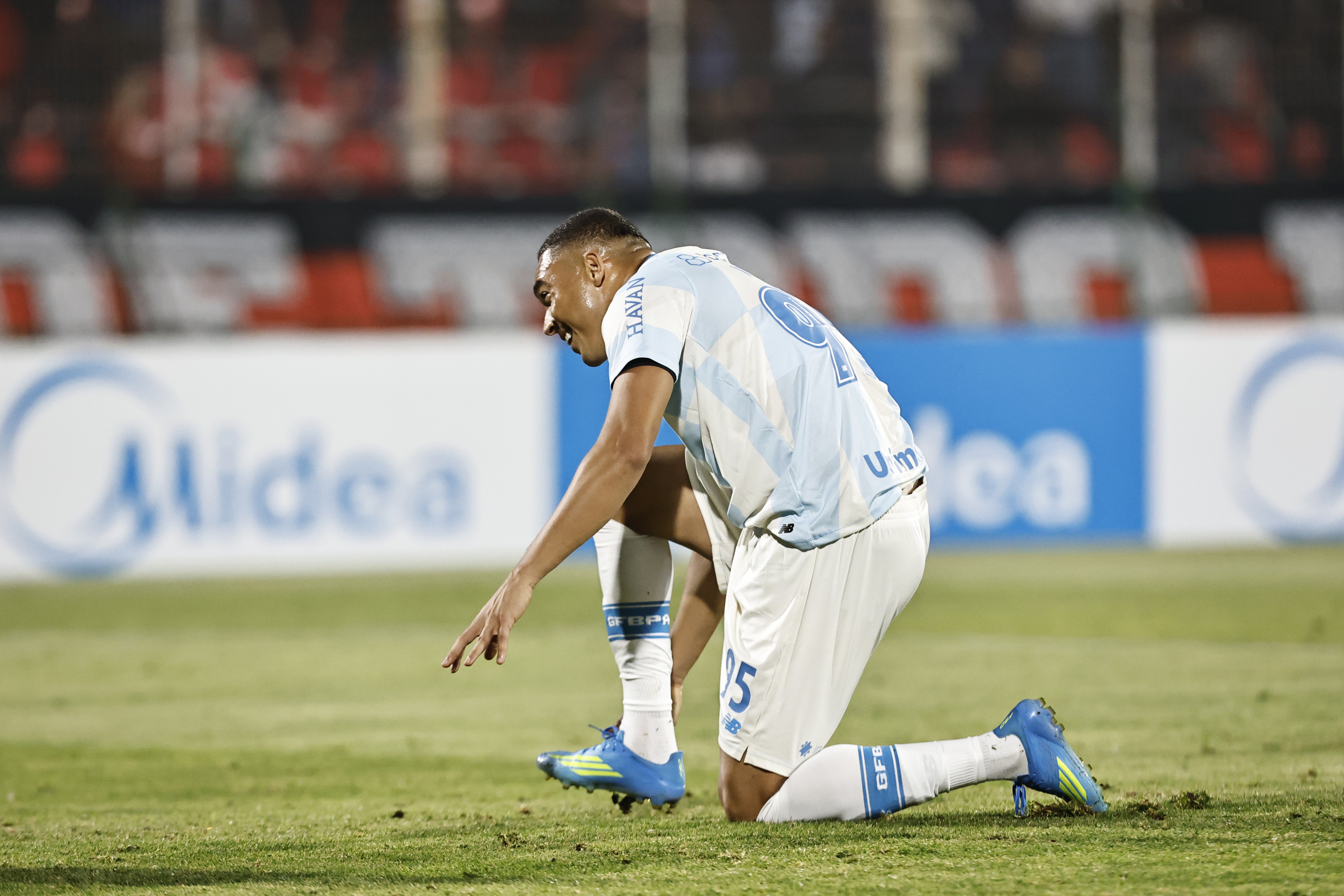 Carlos Vinícius se pronuncia sobre pênaltis perdidos em empate do Grêmio