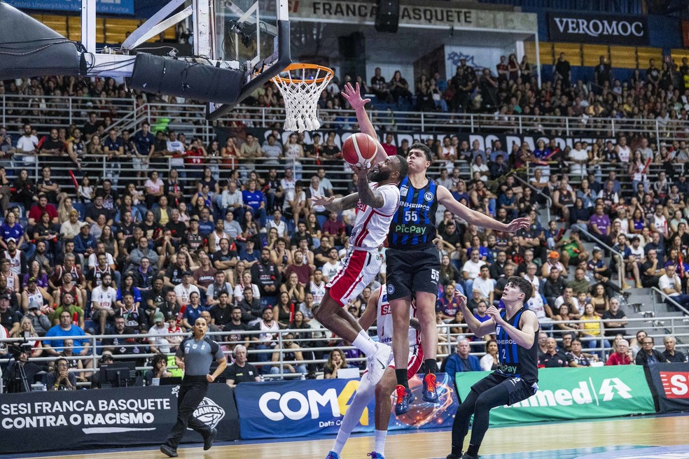 Bennett vai para bandeja para Franca no jogo 4 da final do NBB 2025/2026 contra Pinheiros — Foto: Marcos Limonti RELANCE/SFB