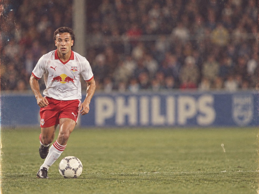 Fabinho na trend dos anos 80 — Foto: Ari Ferreira/Red Bull Bragantino - Adaptação ChatGPT