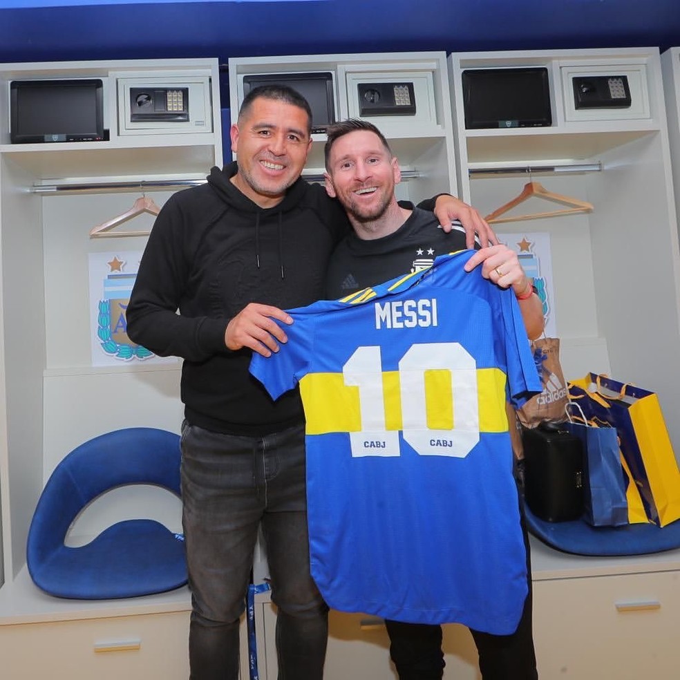 Vice-presidente e grande ídolo do Boca Juniors, Riquelme entrega a camisa 10 do clube para Lionel Messi — Foto: Reprodução/Instagram