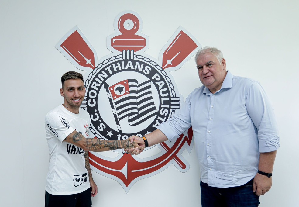 Gustavo Mosquito ao lado de Rubão Gomes, diretor de futebol do Corinthians — Foto: Rodrigo Coca/Agência Corinthians