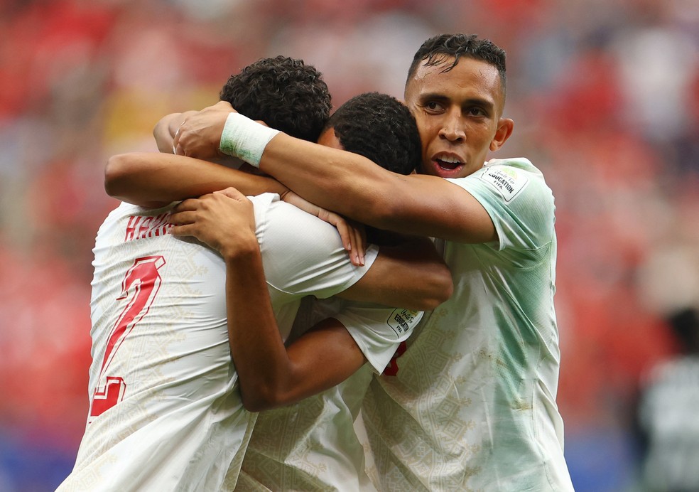 Azzedine Ounahi comemora o gol com Soufiane Rahimi e Achraf Hakimi - Marrocos na Copa