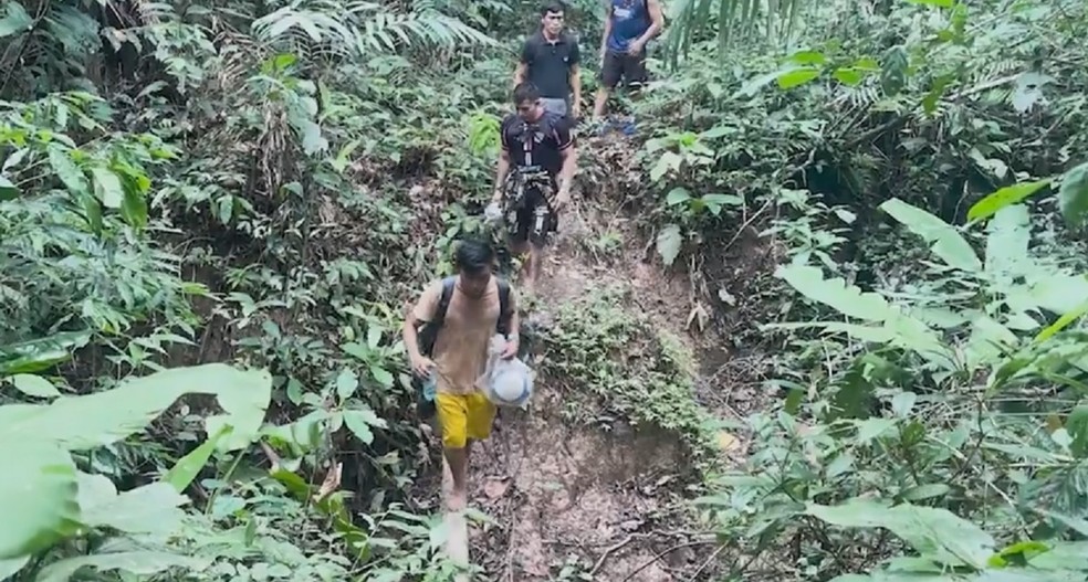 Equipe do povo Huni Kuin caminhou por 9h em mata fechada para ir à competição — Foto: Reprodução/Rede Amazônica Acre