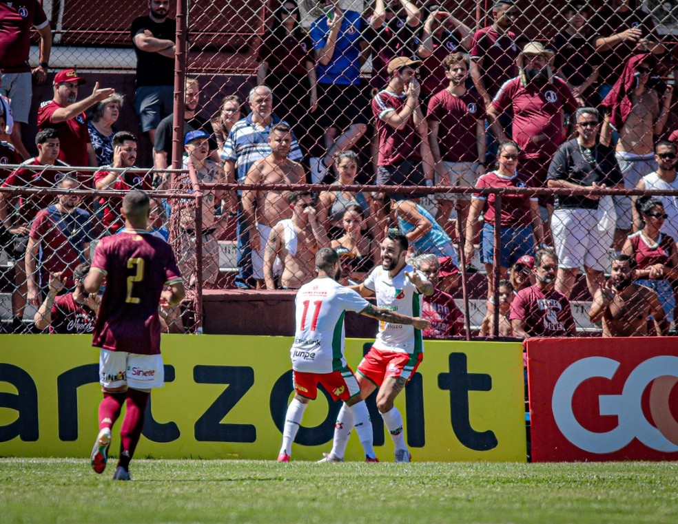 Caio Mancha, atacante do Velo Clube, comemora gol contra Juventus-SP — Foto: Pedrinho Sarti