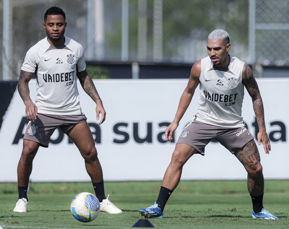 Diego Palacios e Matheuzinho em treino do Corinthians — Foto: Rodrigo Coca/Ag. Corinthians