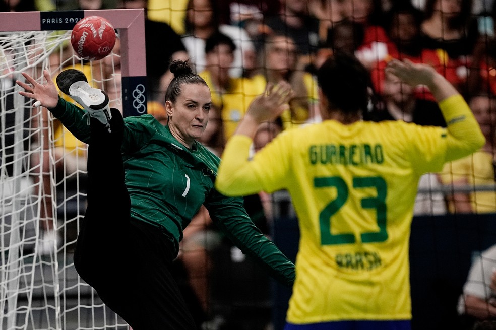 Gabi Moreschi faz defesa em atuação de gala na estreia do Brasil no handebol feminino, nos Jogos Olímpicos de Paris 2024, contra a Espanha, na Arena Paris Sul — Foto: Alexandre Loureiro/COB