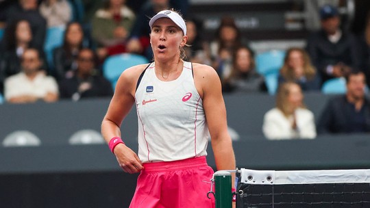 Bia Haddad perde match point, é eliminada em Seul e fica perto de despencar em ranking - Brasileira chega a ter 5 a 2 no 3º set, mas leva a virada e perde para Ella Seidel, 105ª do mundo
