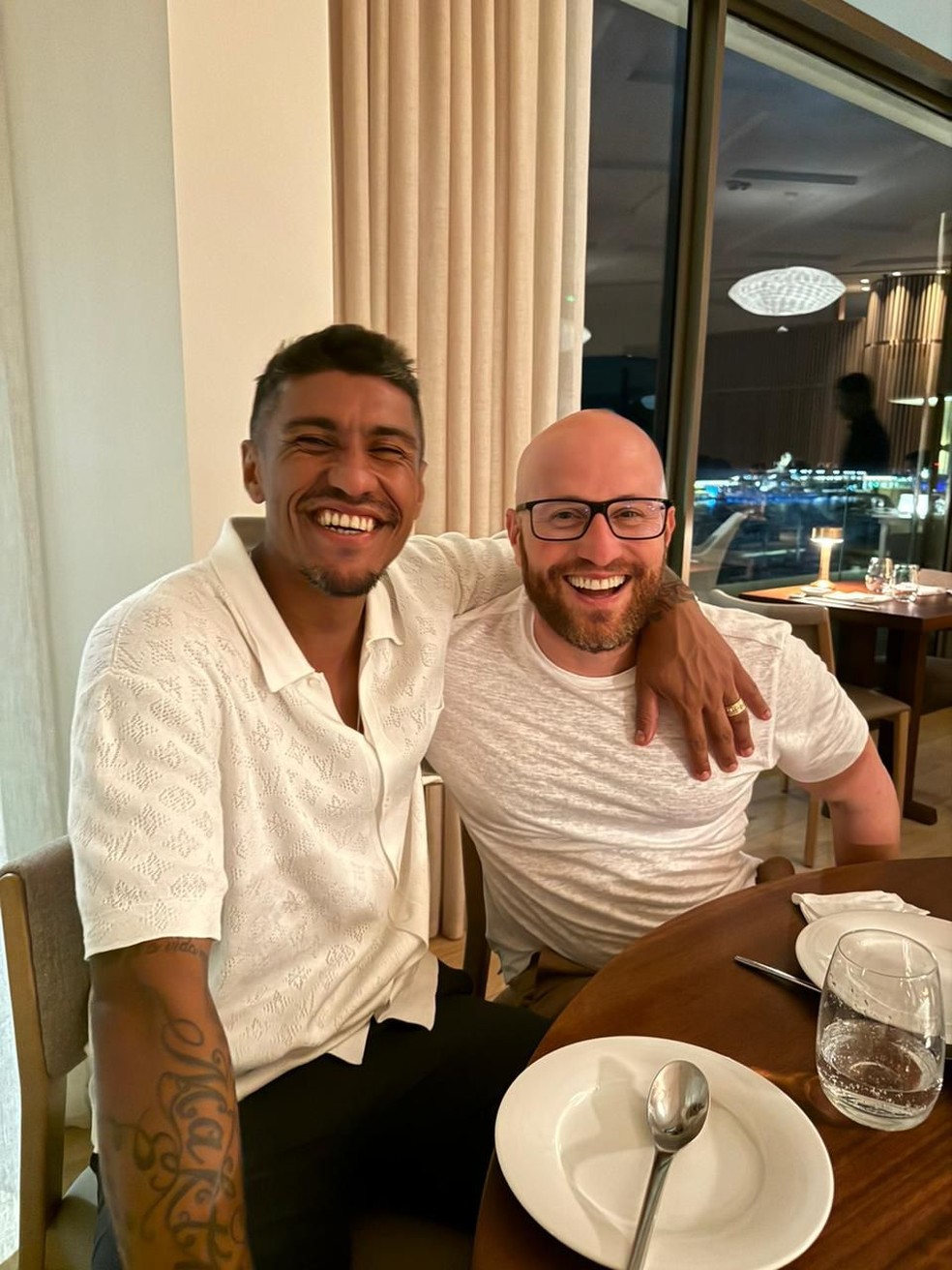 Paulinho e Thiago Scuro em visita do meia a Monaco — Foto: Arquivo pessoal