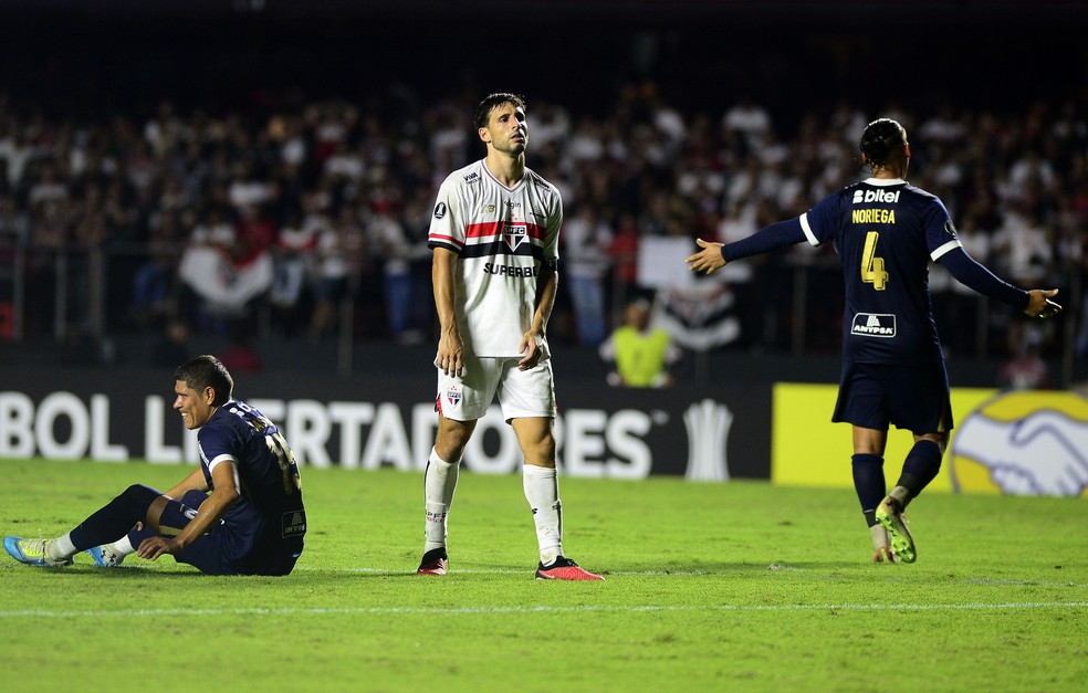 Calleri em São Paulo x Alianza Lima — Foto: Marcos Ribolli