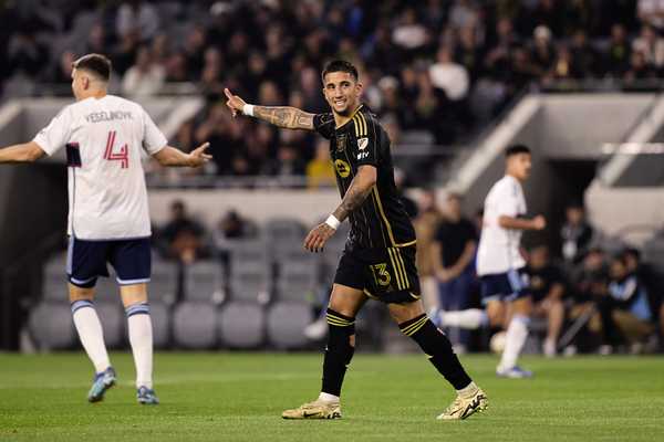 Grêmio negocia com atacante Cristian Oliveira e tenta contratação de Amuzu.