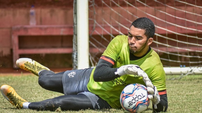 Lucas Arcanjo, do Vitória, é eleito melhor goleiro de abril da Série B -  Folha do Estado da Bahia