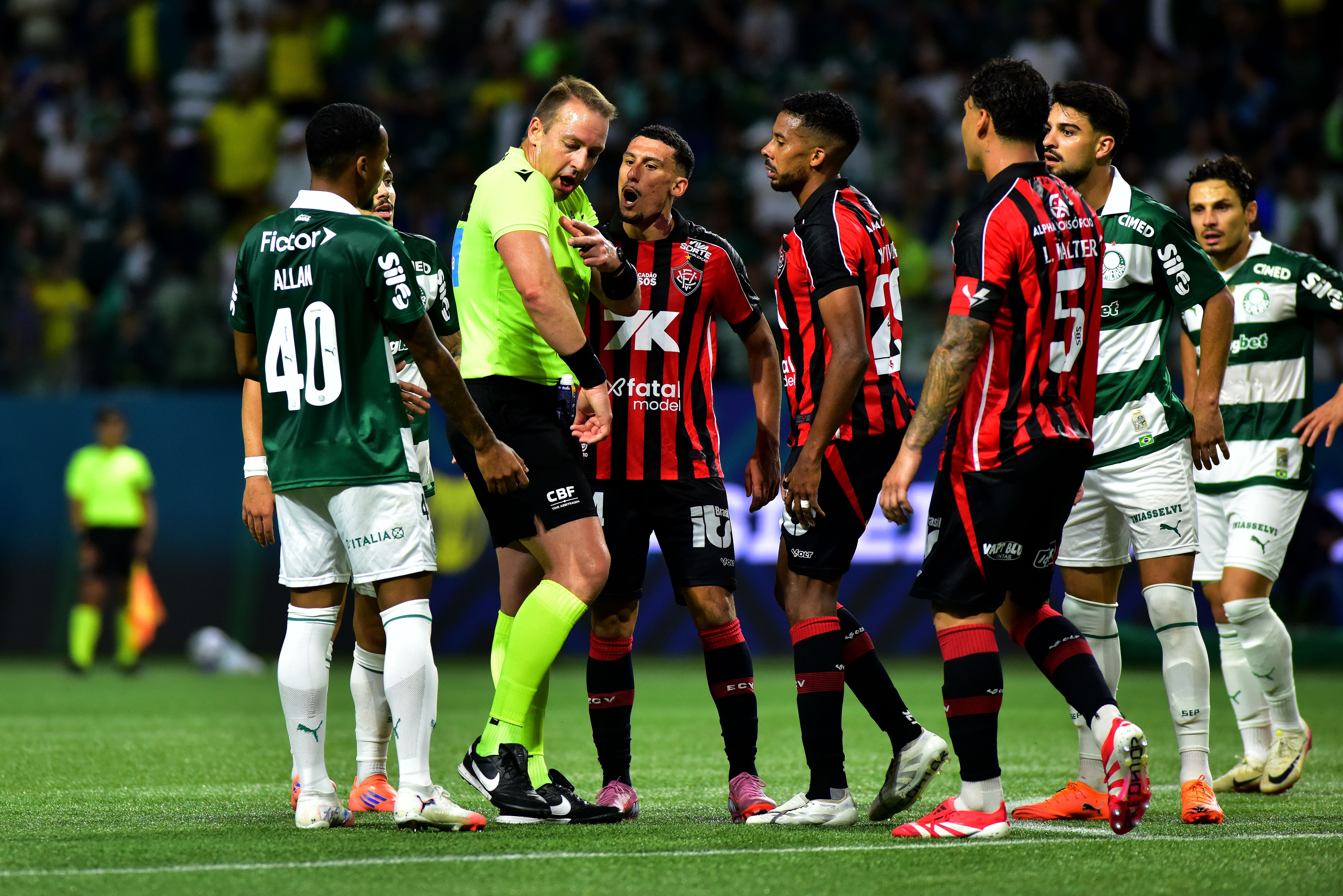 Palmeiras tropeça em jogo crucial, mas Allan brilha e se destaca em meio ao improvável caos