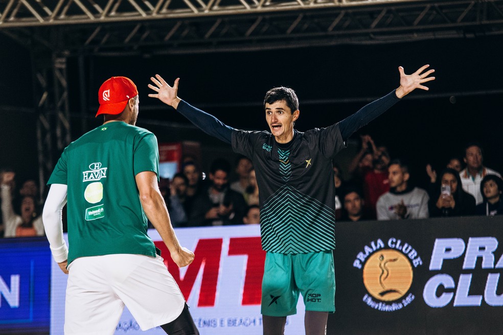 Mundial de Beach Tennis: André Baran e Nikita Burmakin avançam