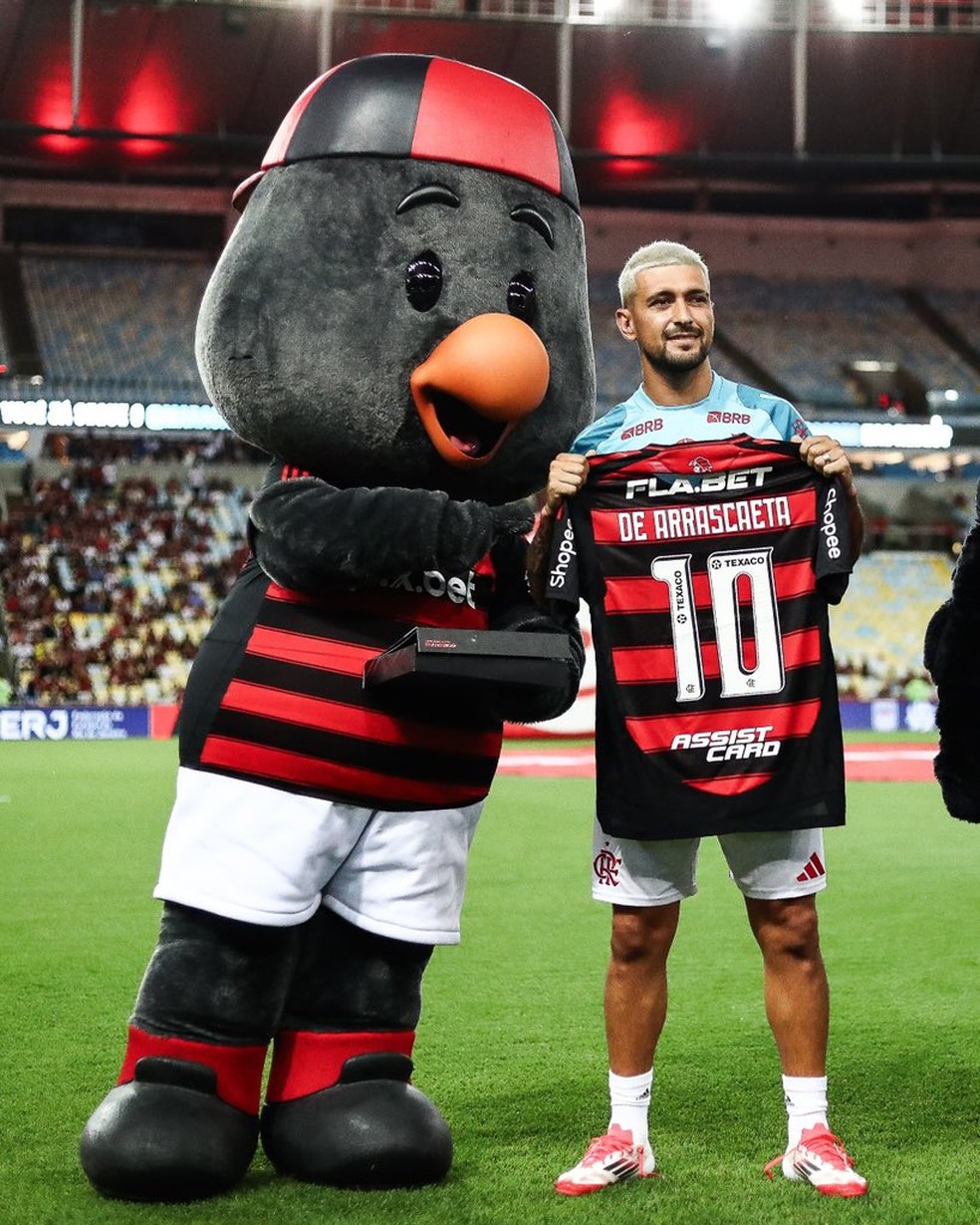 Arrascaeta com a camisa 10 do Flamengo no Maracanã — Foto: Gilvan de Souza / CRF