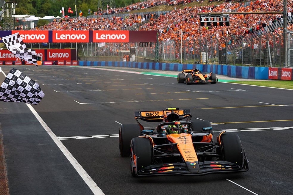 Lando Norris recebe a bandeirada no GP da Hungria de F1 — Foto: Clive Rose/Getty Images