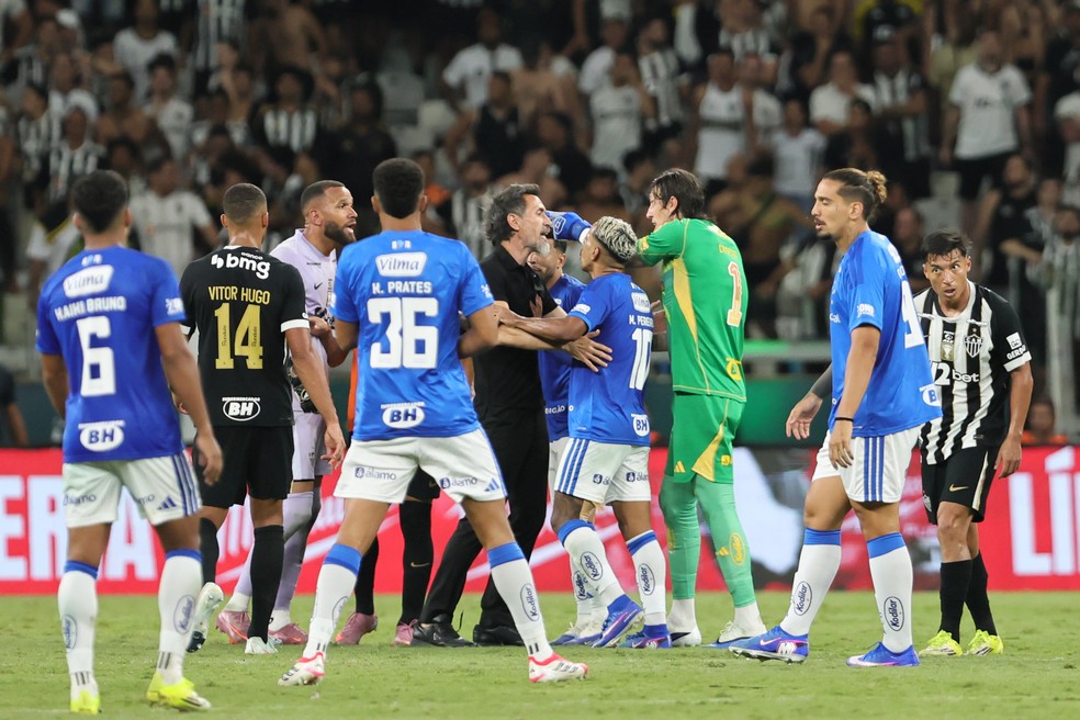 Briga em Cruzeiro x Atlético-MG — Foto: Gilson Lobo/AGIF