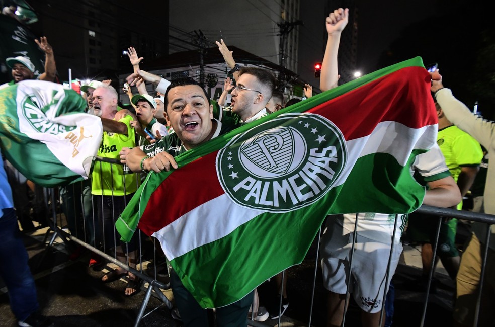 Palmeirenses fazem a festa na chegada ao Allianz Parque — Foto: Marcos Ribolli