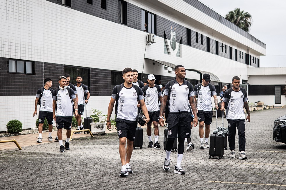 Foi rebaixado com o Santos e agora pode abandonar o clube para