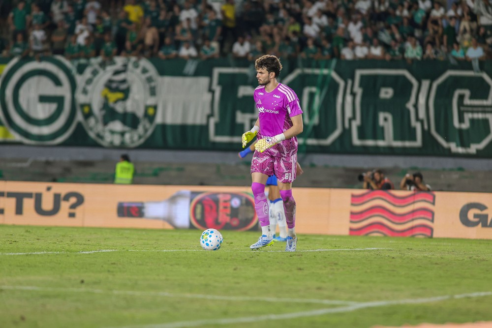 Artur Jorge testa jovem goleiro e mantém indefinição no Cruzeiro
