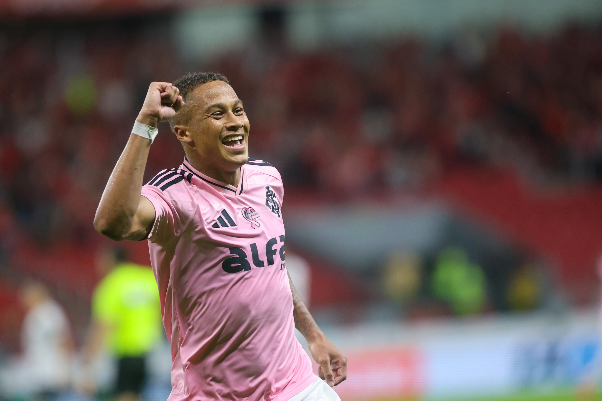 Vitinho busca retomar protagonismo no Inter e fica perto de marca
