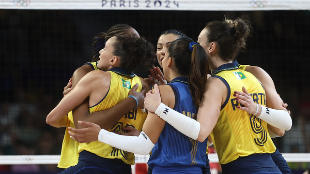 Jogadoras brasileiras comemoram ponto contra o Jap&atilde;o