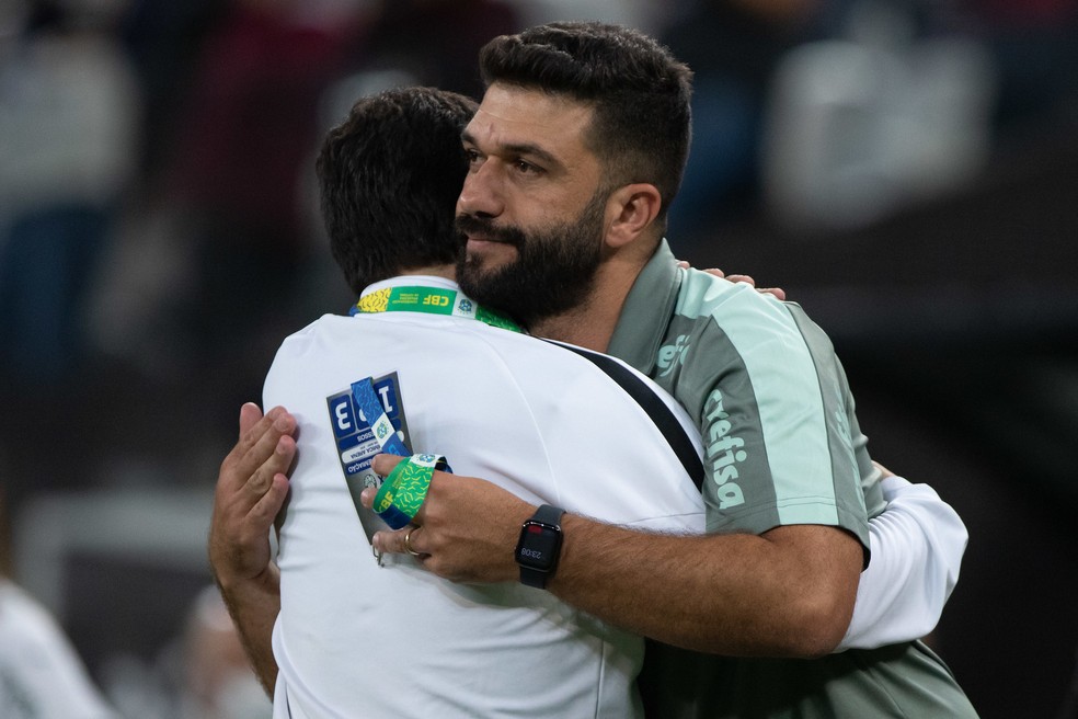 Ricardo Belli e Arthur Elias na final do Brasileiro de 2021, antes da polêmica — Foto: Rebeca Reis-Staff Images