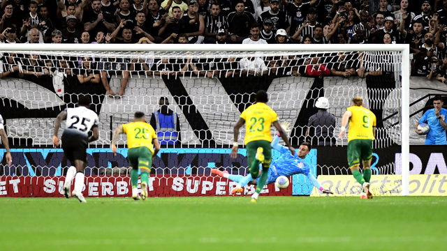 Matheus Donelli defende pênalti em Corinthians x Cuiabá