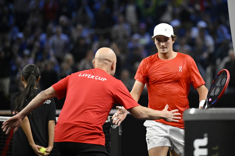 João Fonseca é cumprimentado por Andre Agassi em jogo da Laver Cup — Foto: Eakin Howard/Getty Images for Laver Cup