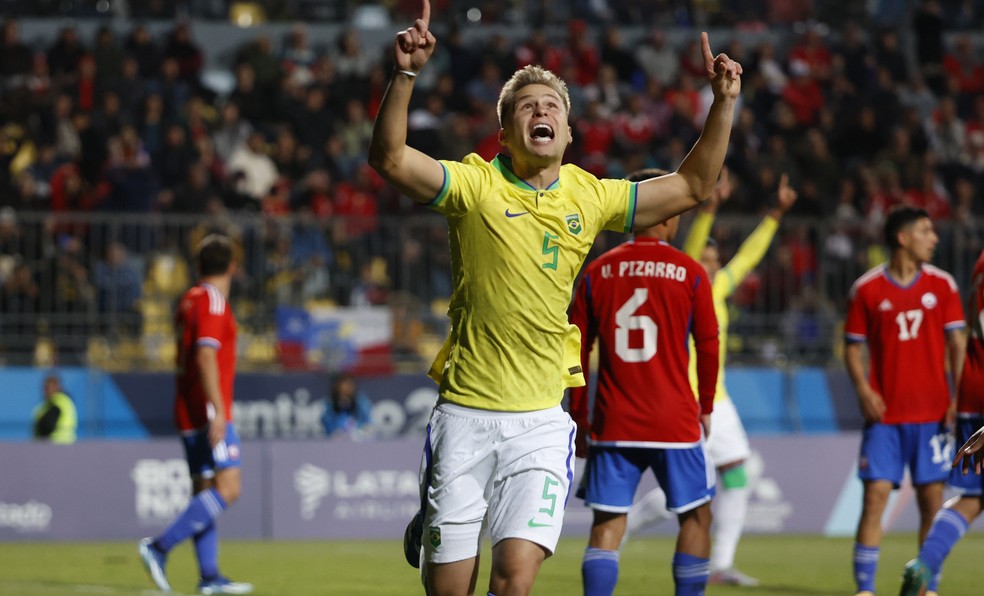 Ronald empata o jogo para a seleção brasileira contra o Chile, no Pan-Americano — Foto: Miguel Campos /Santiago 2023 vía Photosport