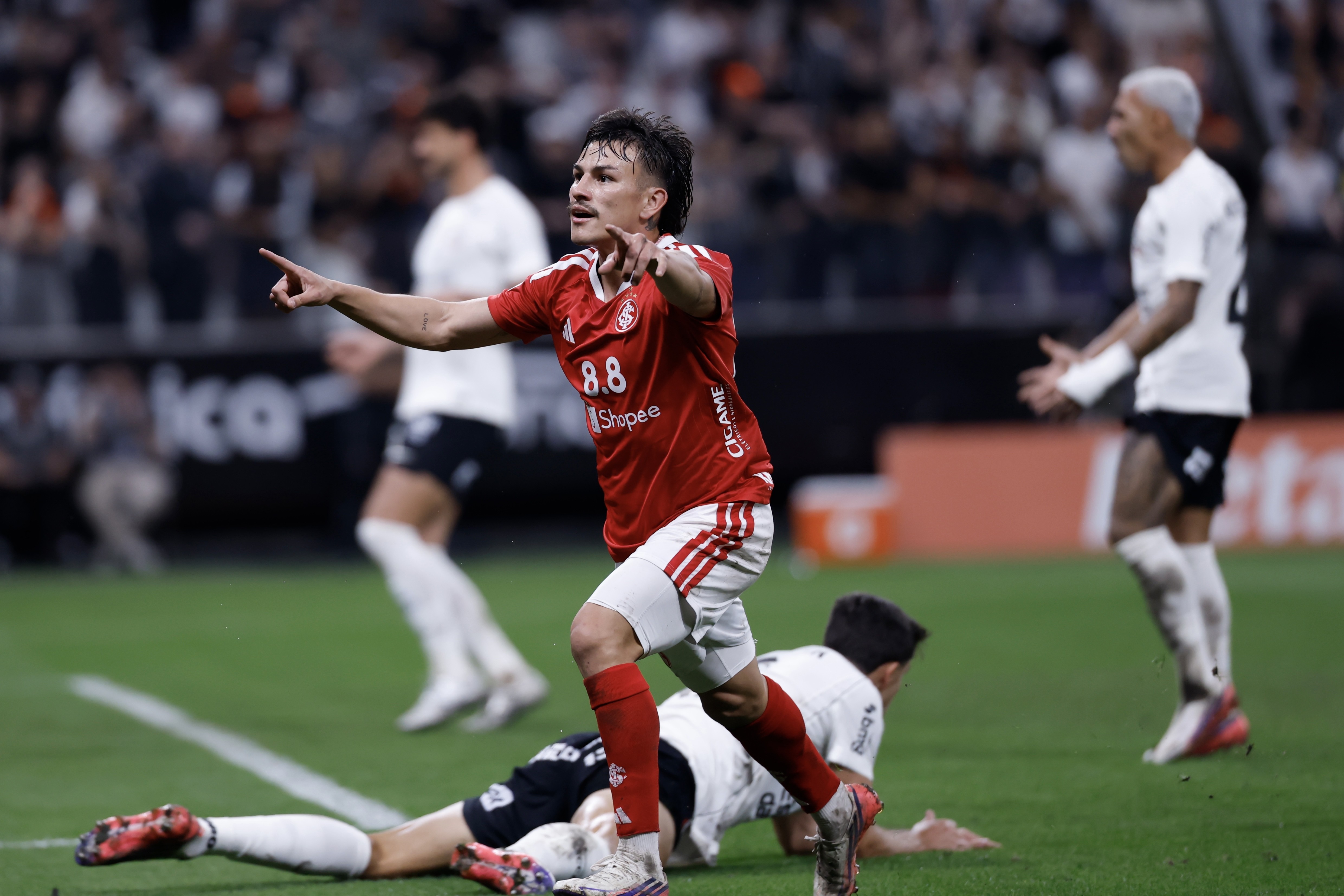 Corinthians vence, mas vantagem da ida garante Inter nas quartas de final