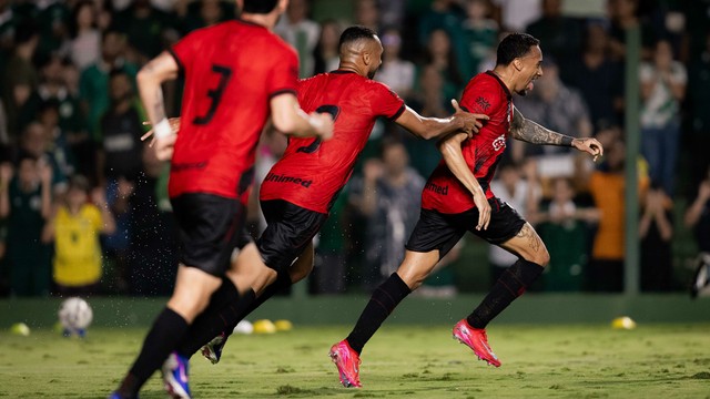 Guilherme Lopes comemora gol contra o Goiás