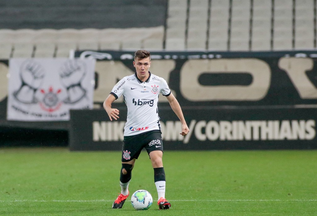 Após cirurgia, Lucas Piton pode voltar aos treinos no Corinthians