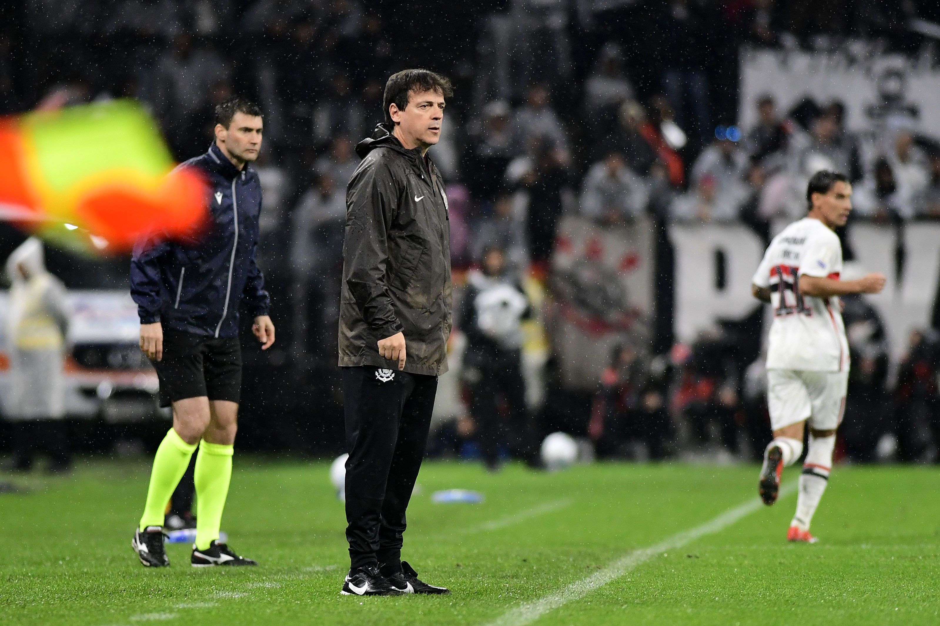 Diniz cita coragem do Corinthians e minimiza gol sofrido em saída: "Para nunca errar, só se não fizer"