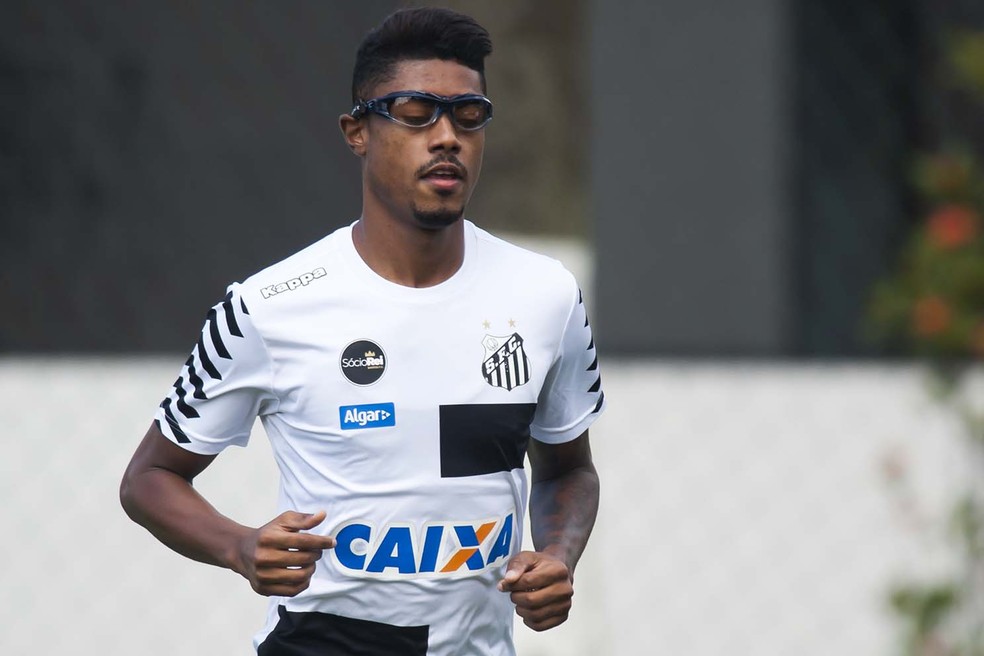 De óculos, Bruno Henrique vai a campo em treino do Santos após grave lesão  no olho, santos