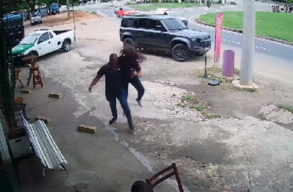 Torcedores comemoram encontro inusitado com Everton Ribeiro e Marília Nery em Sapucaia-RJ — Foto: Reprodução