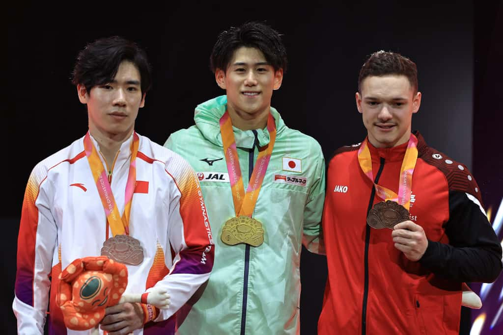 Zhang Boheng, Daiki Hashimoto e Noe Seifert no pódio do Mundial de ginástica — Foto: RICARDO BUFOLIN / PANAMERICA PRESS
