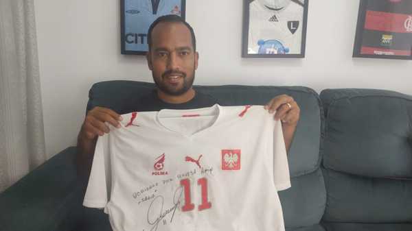 Roger revela presente inusitado após gol pela Polônia: cerveja vitalícia como prêmio.