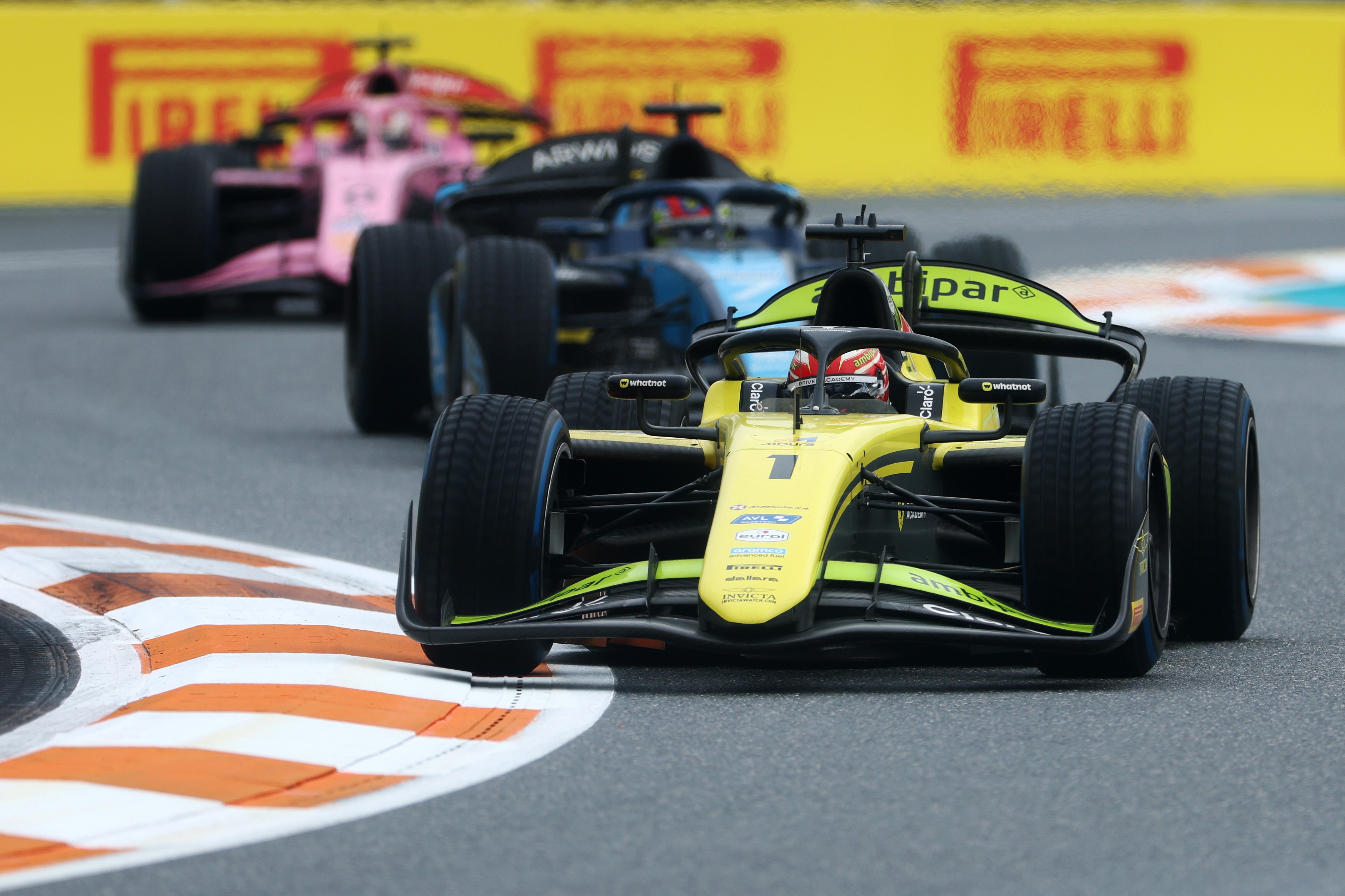 Rafael Câmara chega em terceiro em Miami e cola no líder da F2