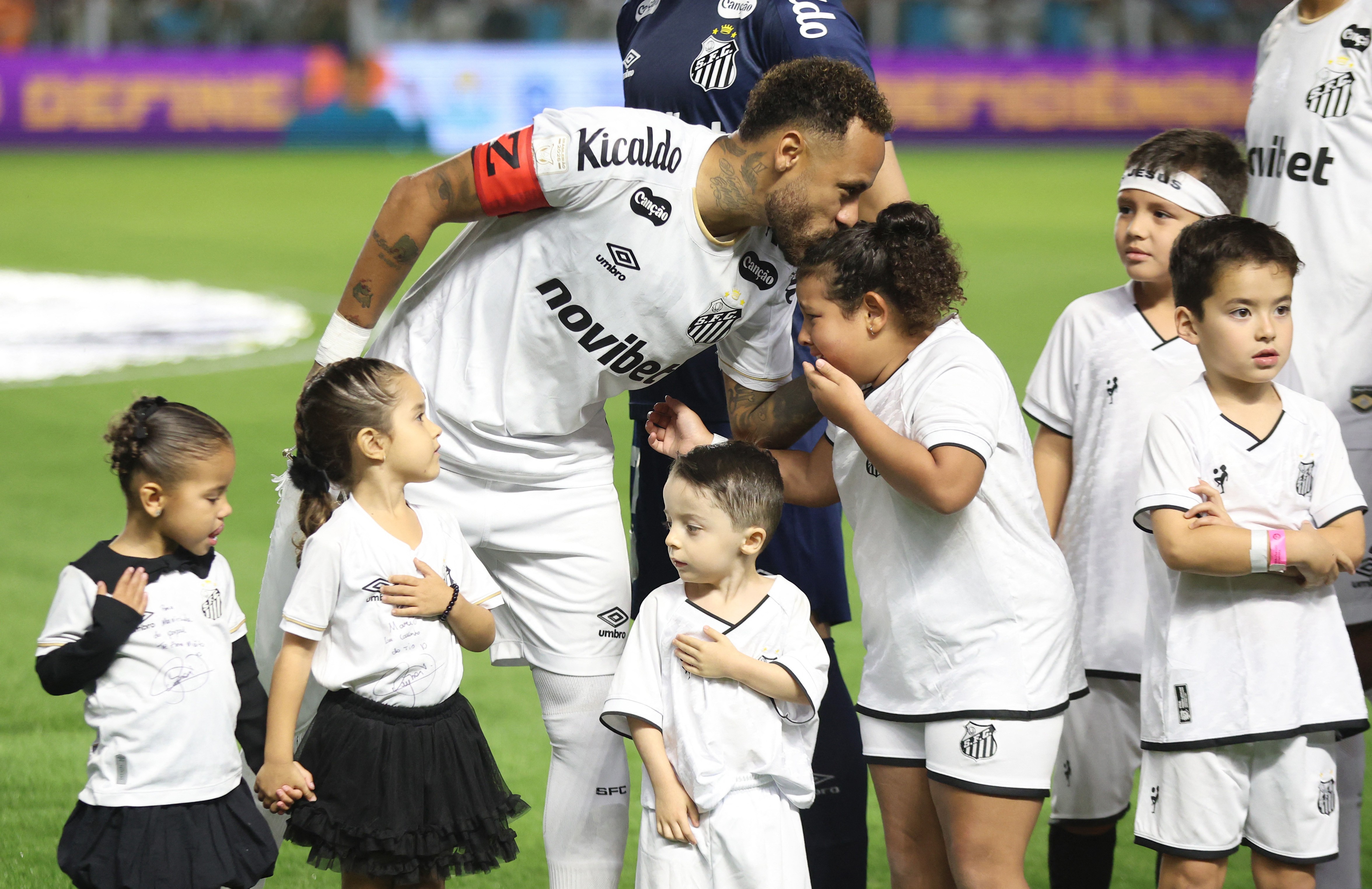 Torcedora do Santos chora ao cantar hino abraçada com Neymar | Ge