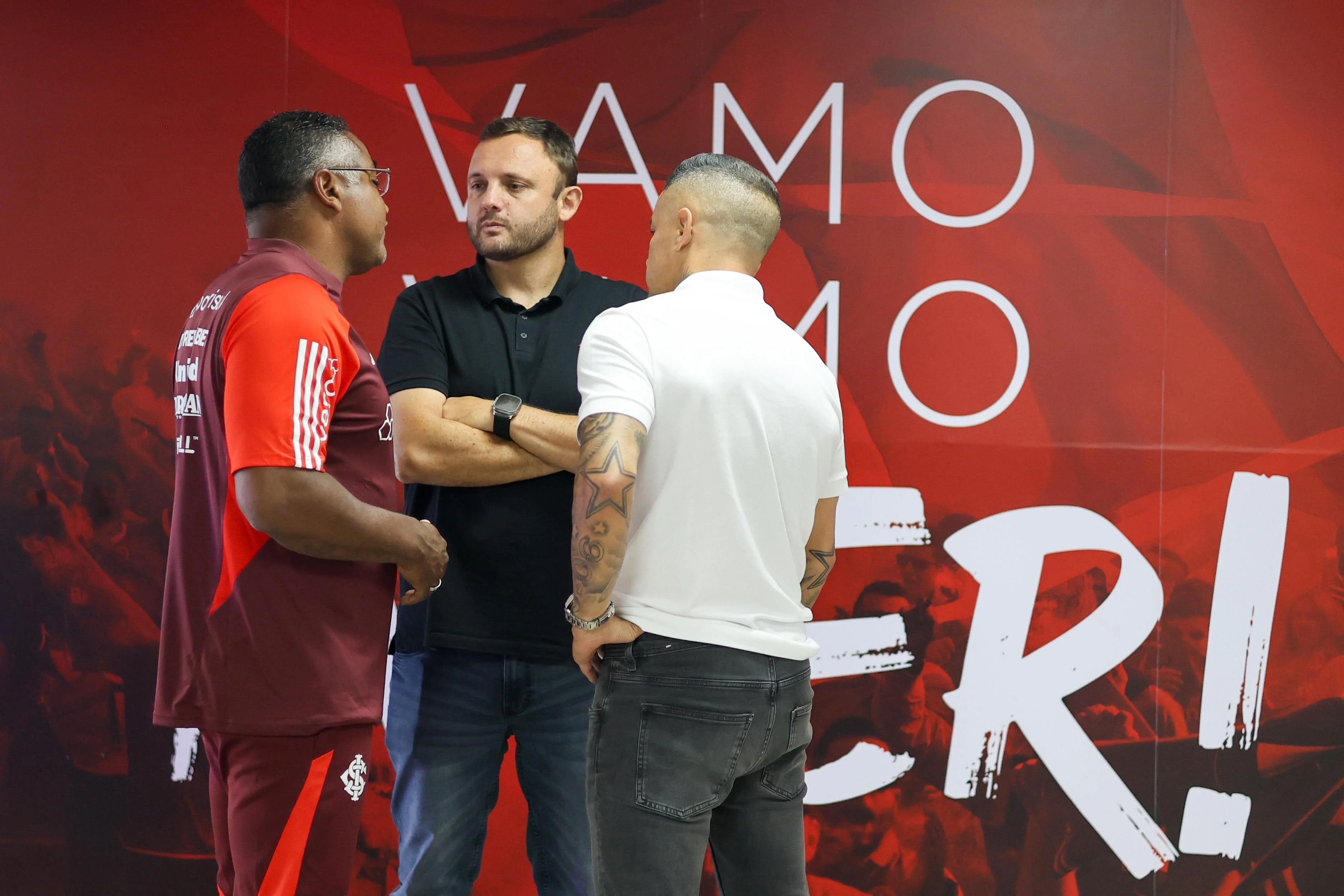 Tensão no Inter aumenta após discussão e cobrança por reação