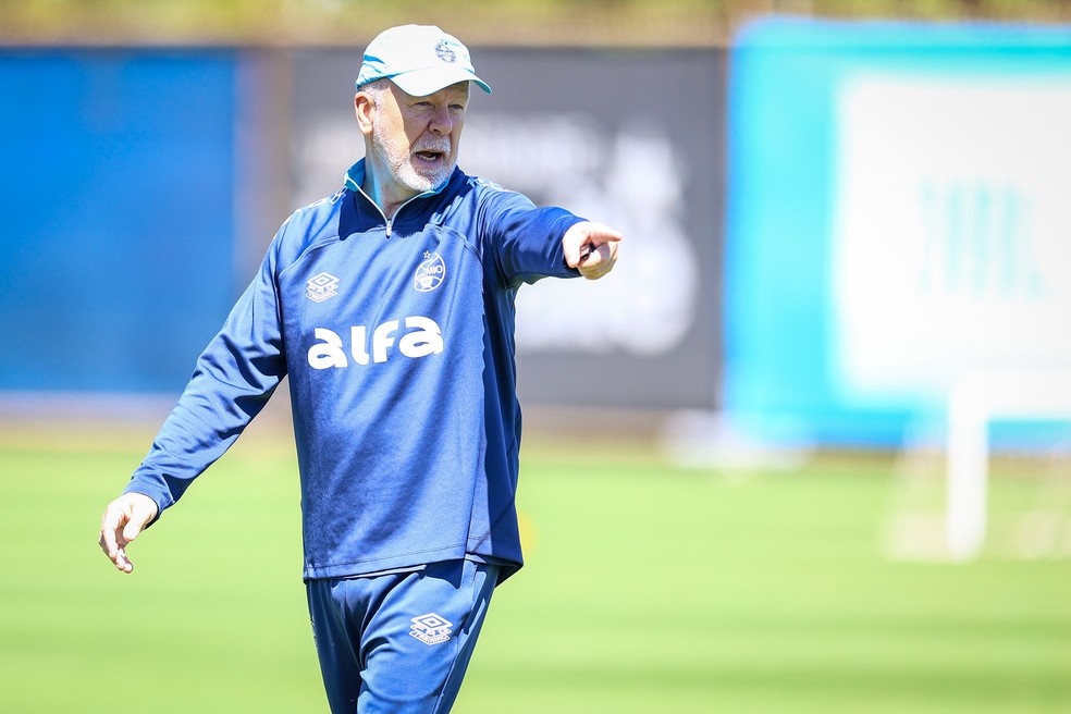 Mano Menezes orienta treinamento no CT Luiz Carvalho — Foto: Lucas Uebel / Grêmio / Divulgação
