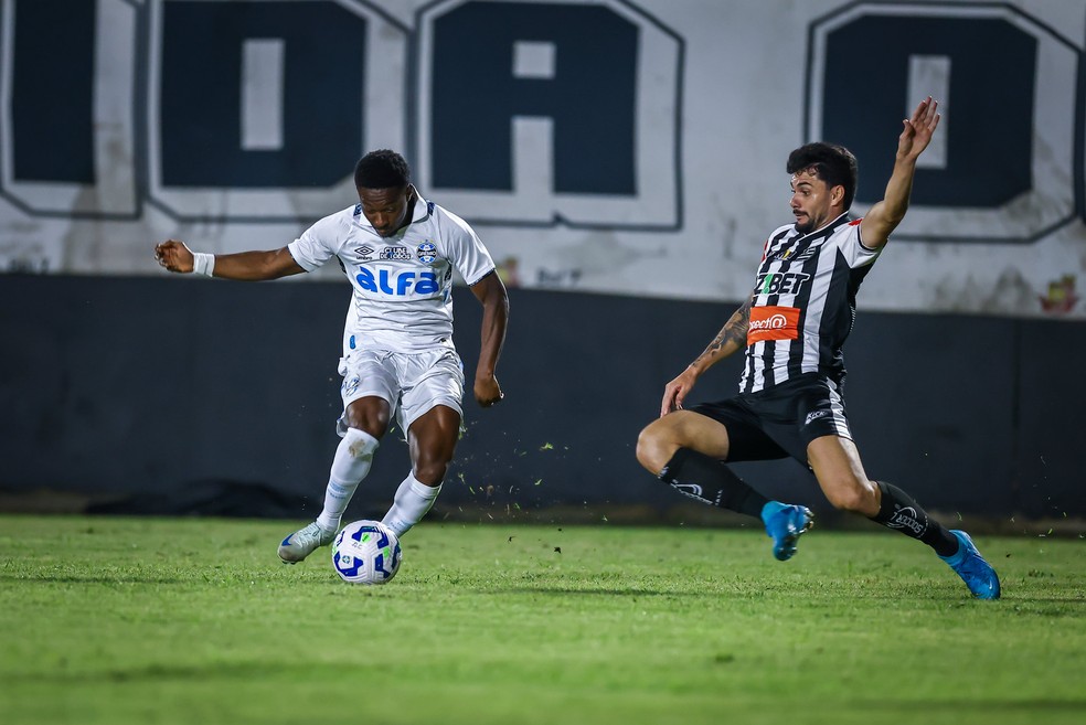 Amuzu foi titular contra o Athletic — Foto: Lucas Uebel / Grêmio FBPA
