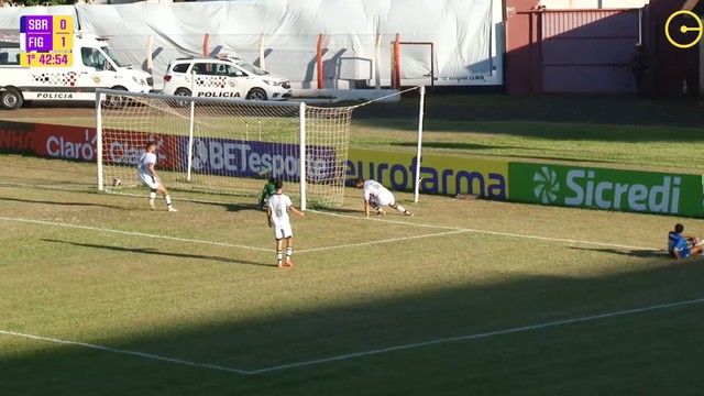 Finalização do Serra Branca, tirada pelo goleiro do Figueirense em cima da linha