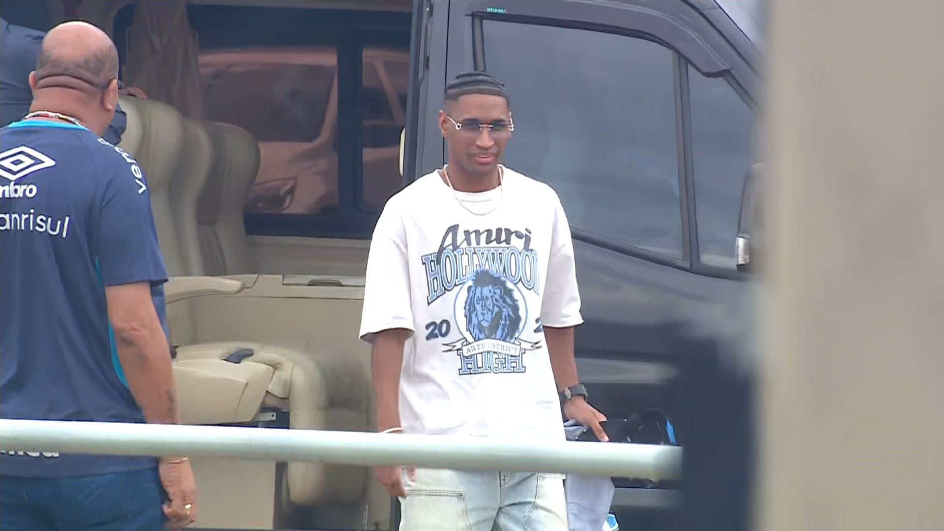 Com festa da torcida do Grêmio, Tetê desembarca em Porto Alegre | Ge