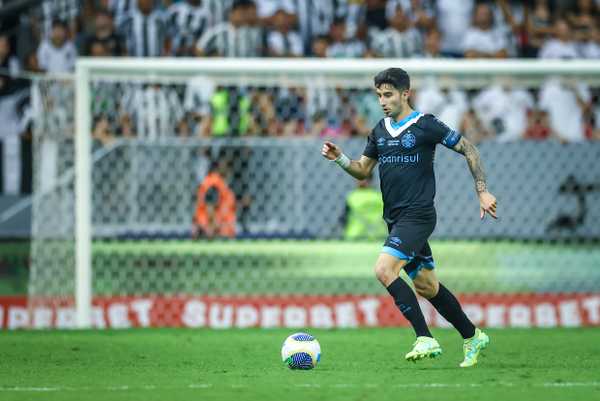 QUINTEROS ENTRA EM AÇÃO! Técnico do Grêmio luta para segurar peças-chave e evitar saídas em 2025!