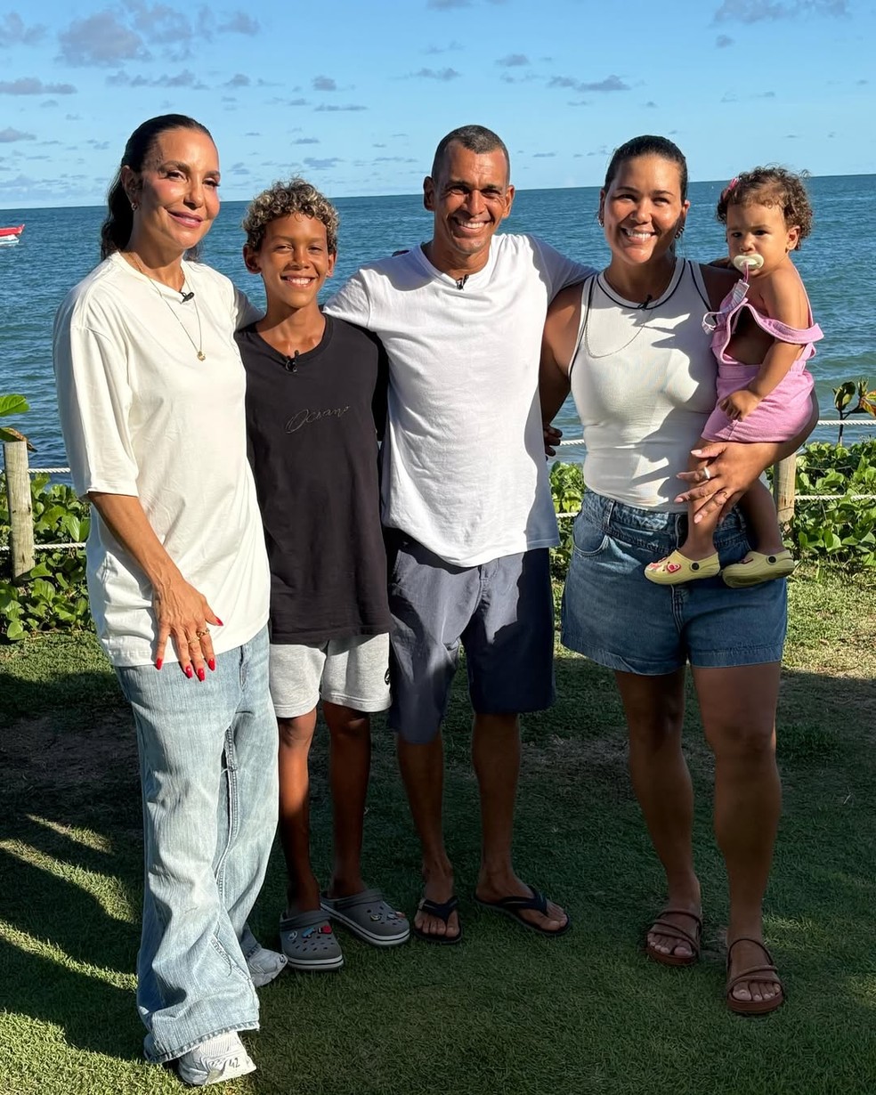 Ivete com Davi Lucca e família na Praia do Forte — Foto: Arquivo pessoal