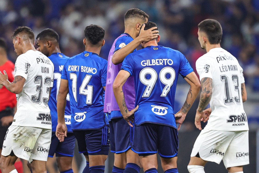 Gilberto, do Cruzeiro, lamenta e é consolado por colegas da equipe — Foto: Gilson Lobo/AGIF