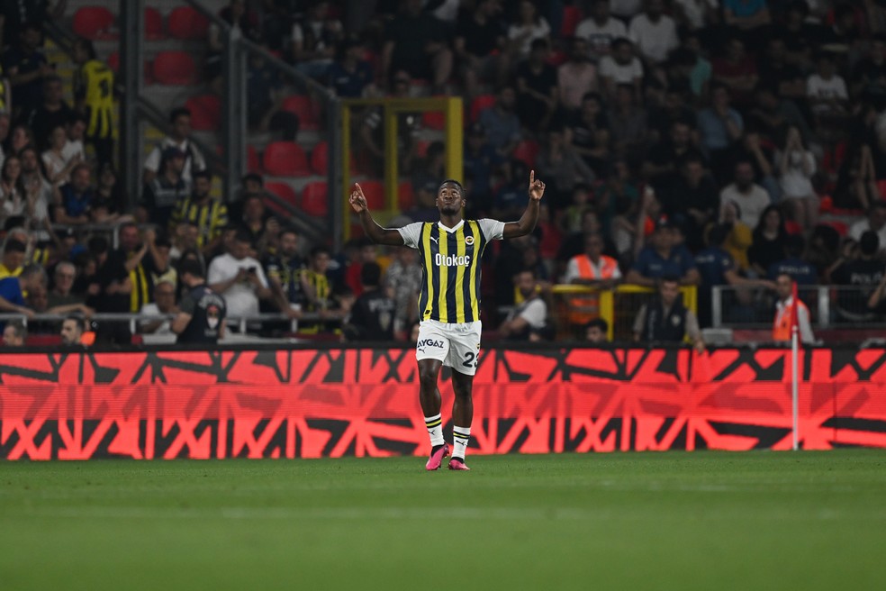 Souza comemora classificação do Fenerbahçe na Copa da Turquia - Lance!
