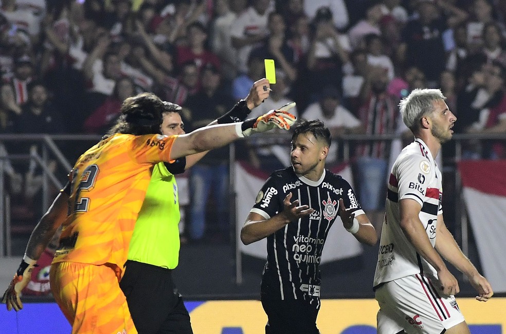 São Paulo x Corinthians, cartão amarelo para Calleri após comemoração — Foto: Marcos Ribolli
