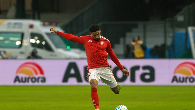 Matheus Bahia em jogo do Inter com o Coritiba